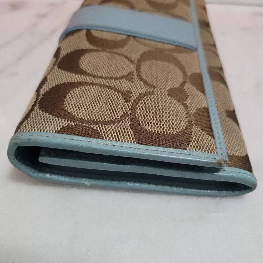 Coach Classic Logo Bifold Wallet. - Picture 4 of 11